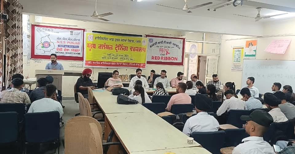 प्रशिक्षण कार्यशाला के दौरान विभिन्न विभागों द्वारा युवाओं को जागरूक किया गया।